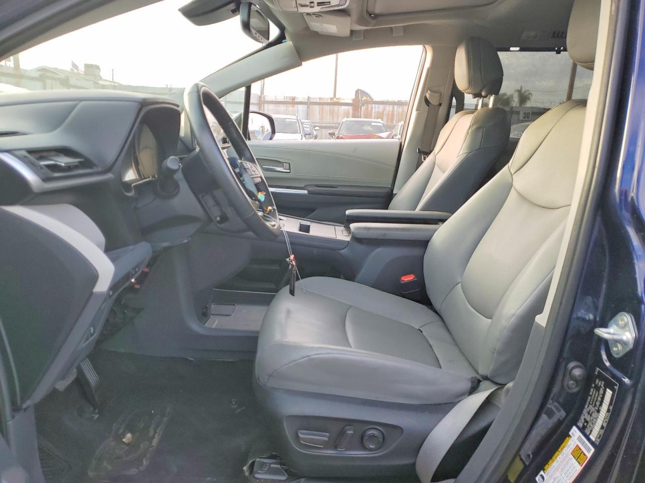 2023 Toyota Sienna Xle - Image 7