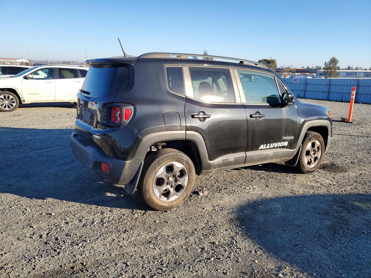 2015 Jeep Renegade Latitude - Image 3