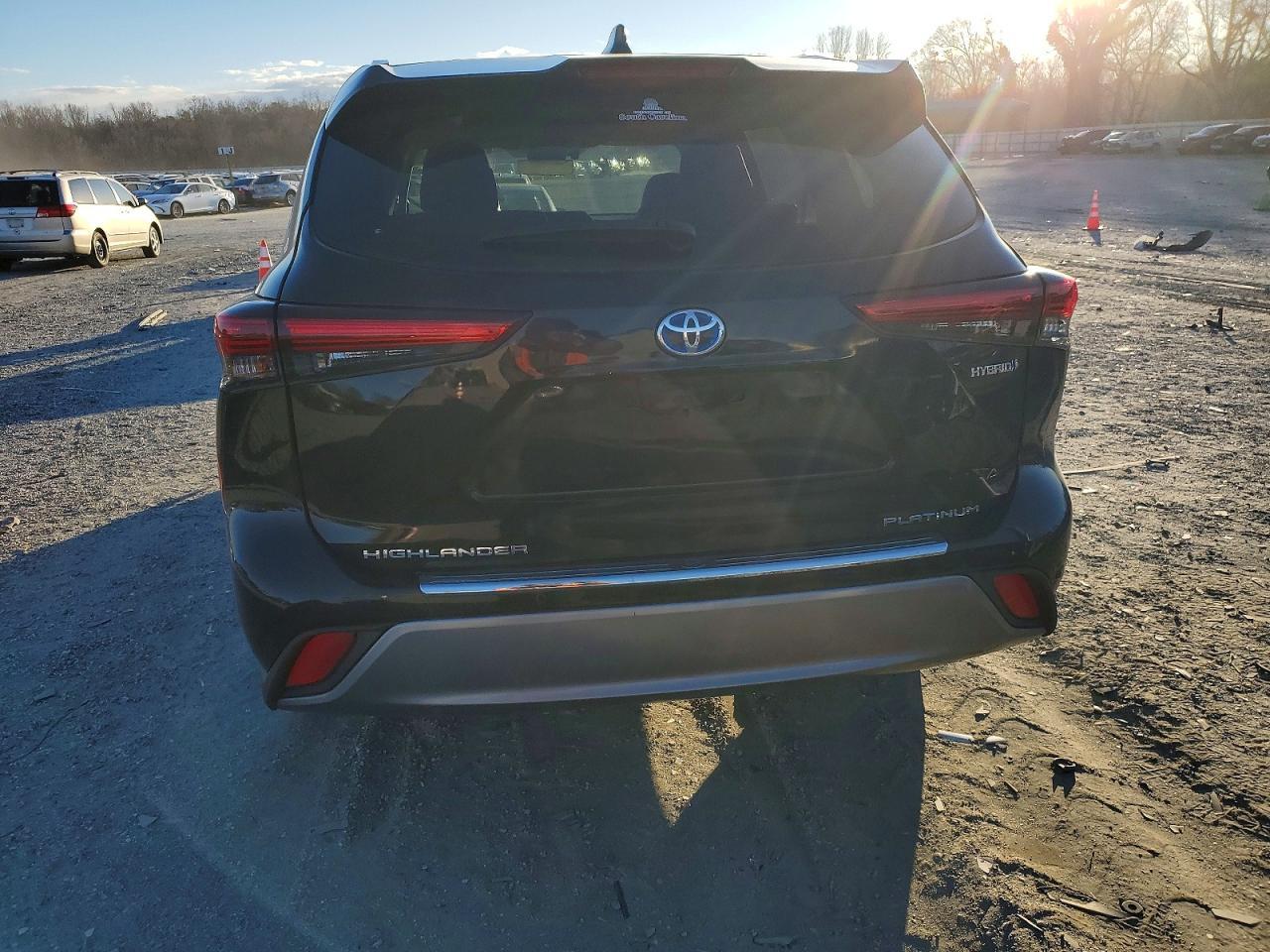 2023 Toyota Highlander Hybrid Limited - Image 6