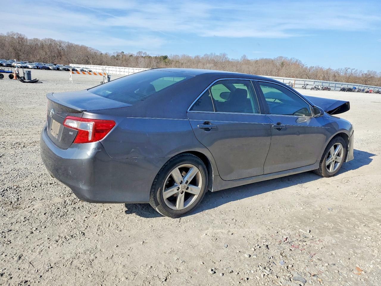 2014 Toyota Camry L - Фото 3