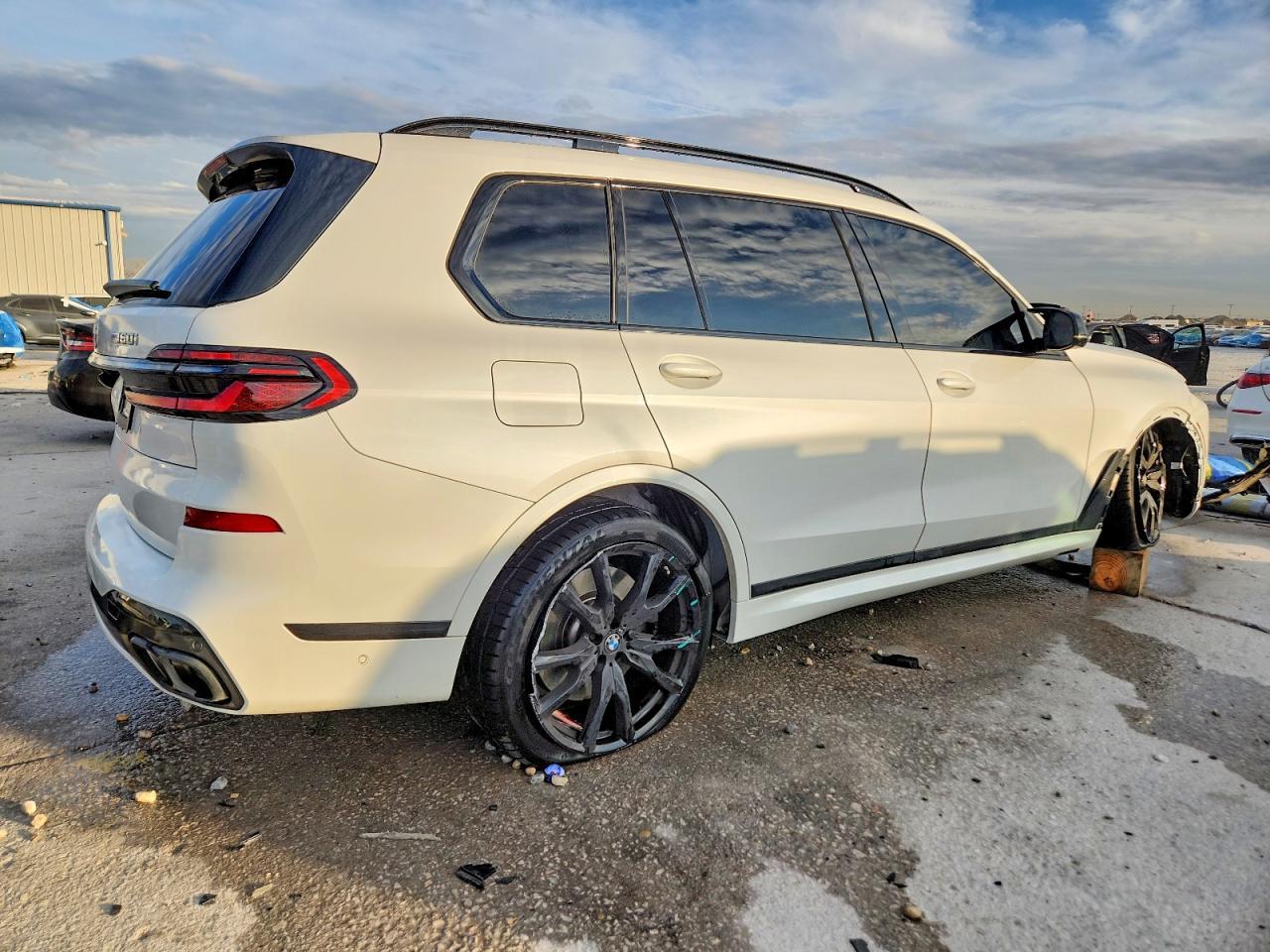 2025 BMW X7 M60I - Фото 3