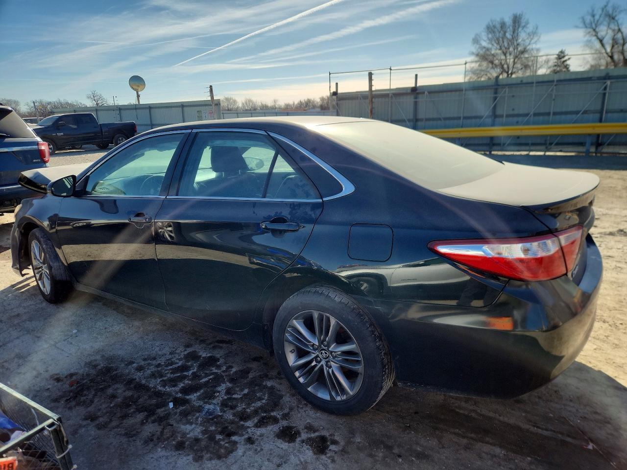 2016 Toyota Camry Le - Фото 2