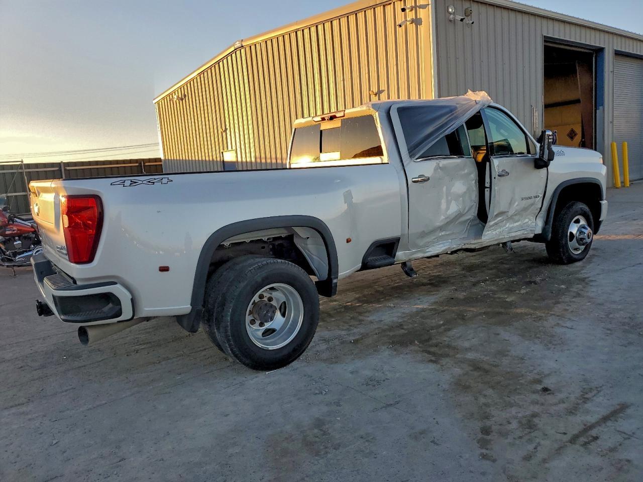 2022 Chevrolet Silverado K3500 High Country - Фото 3