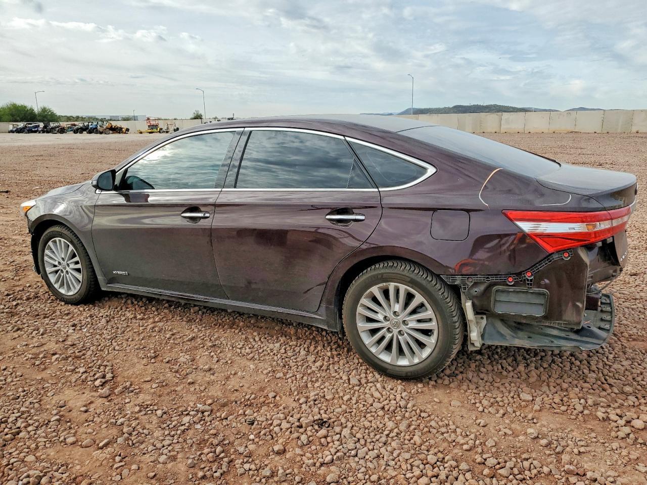 2014 Toyota Avalon Hybrid - Image 2