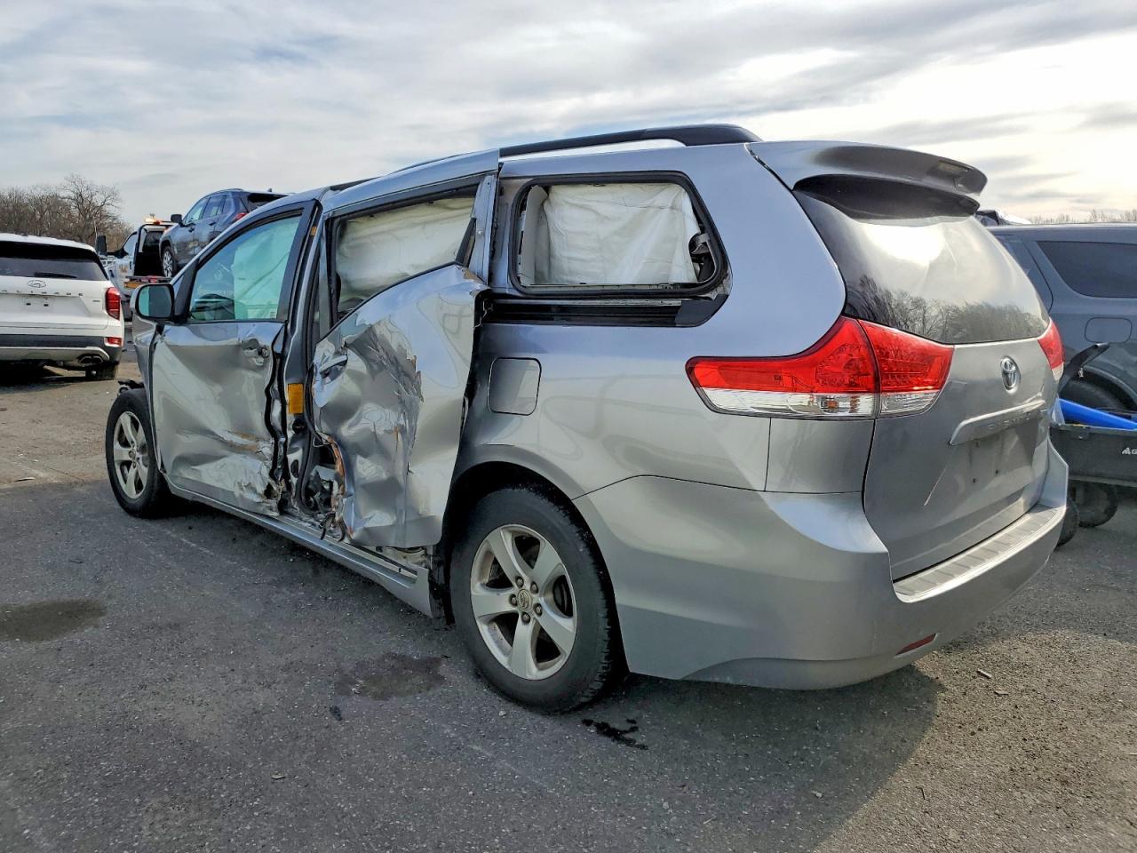2012 Toyota Sienna Le - Фото 2