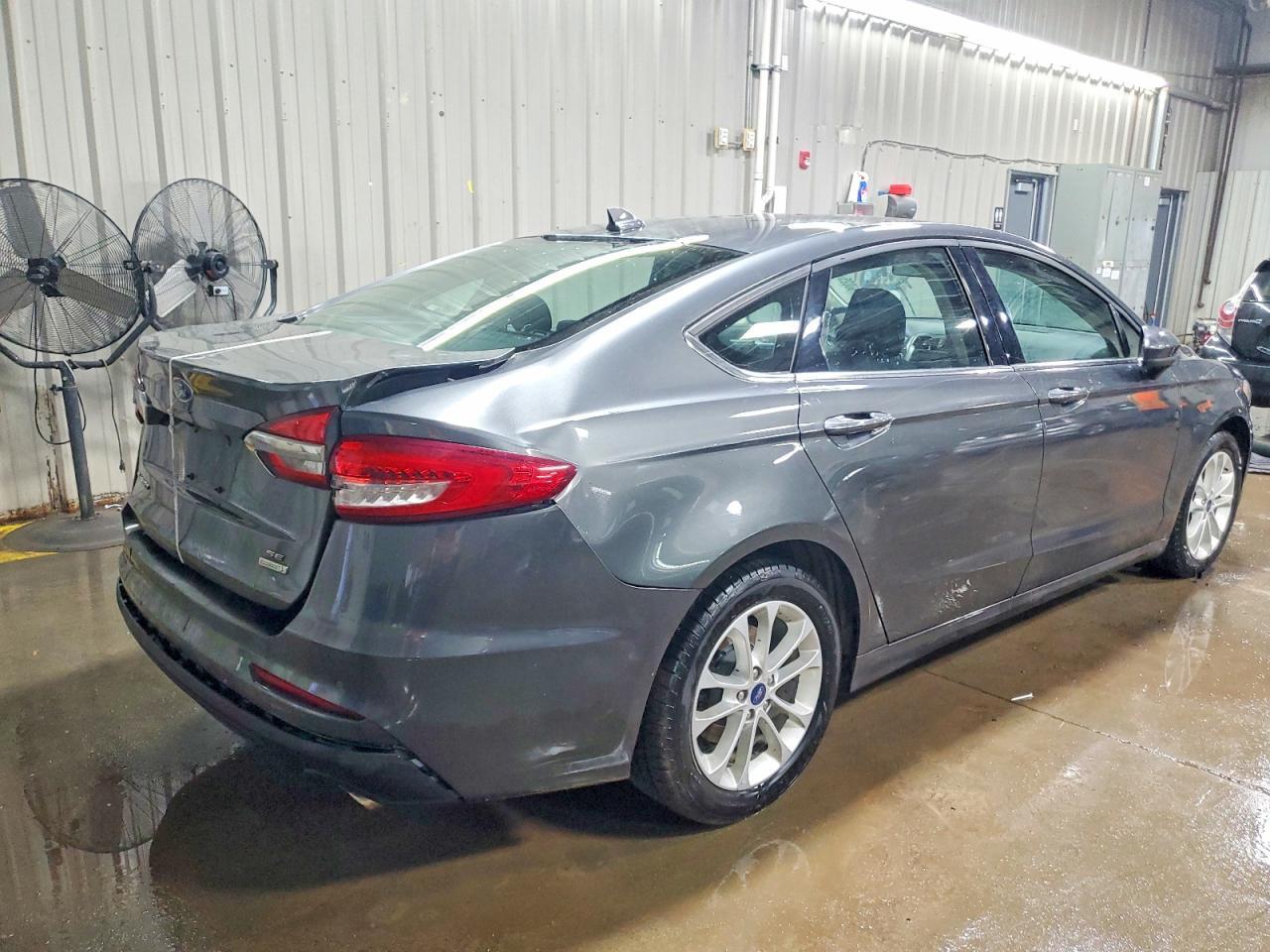 2020 Ford Fusion Se - Фото 3