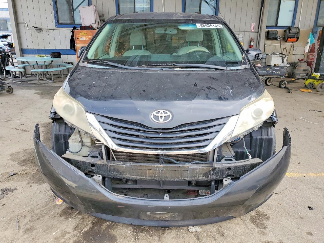 2013 Toyota Sienna Le - Image 5