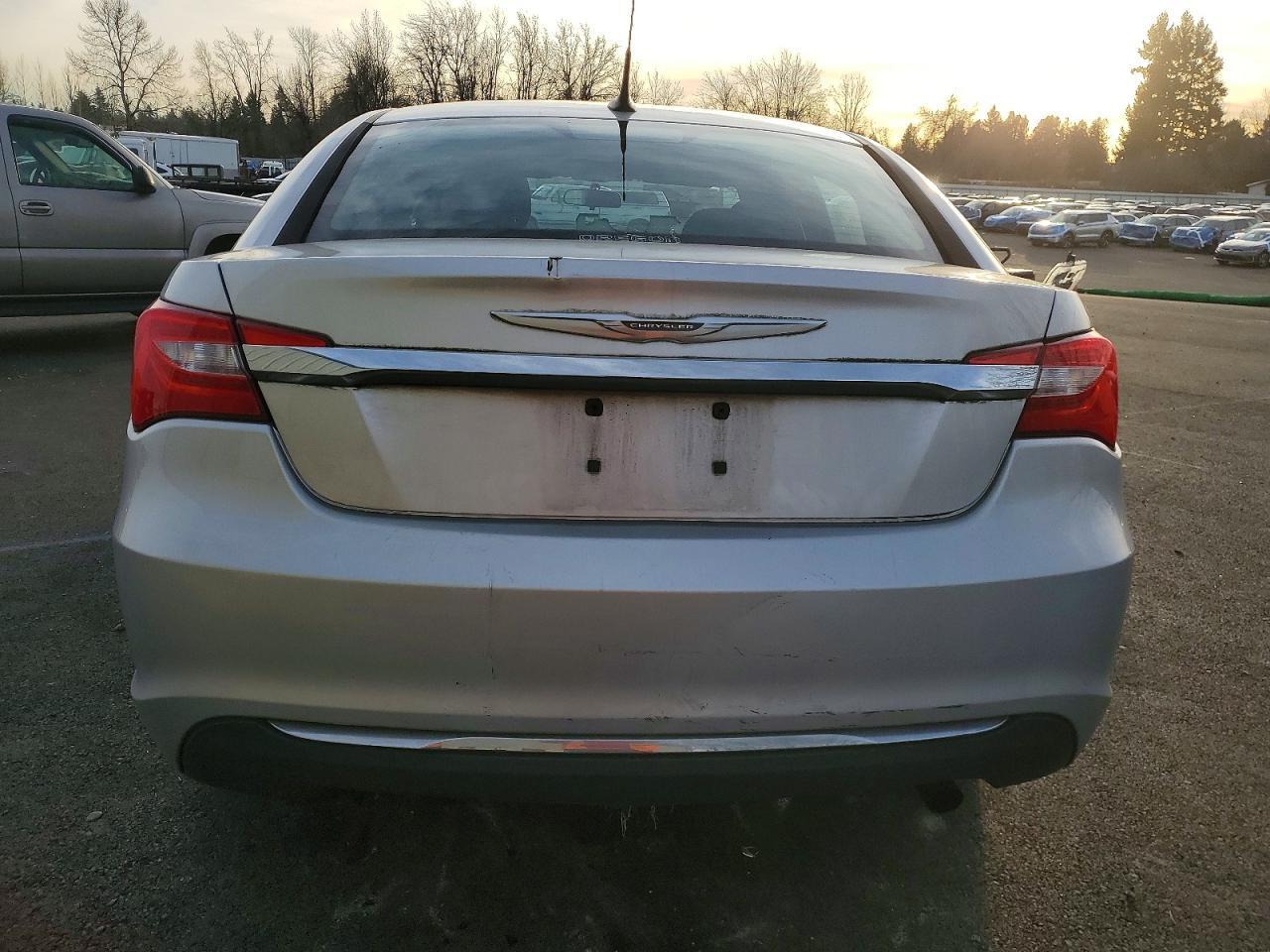 2011 Chrysler 200 Touring - Фото 6