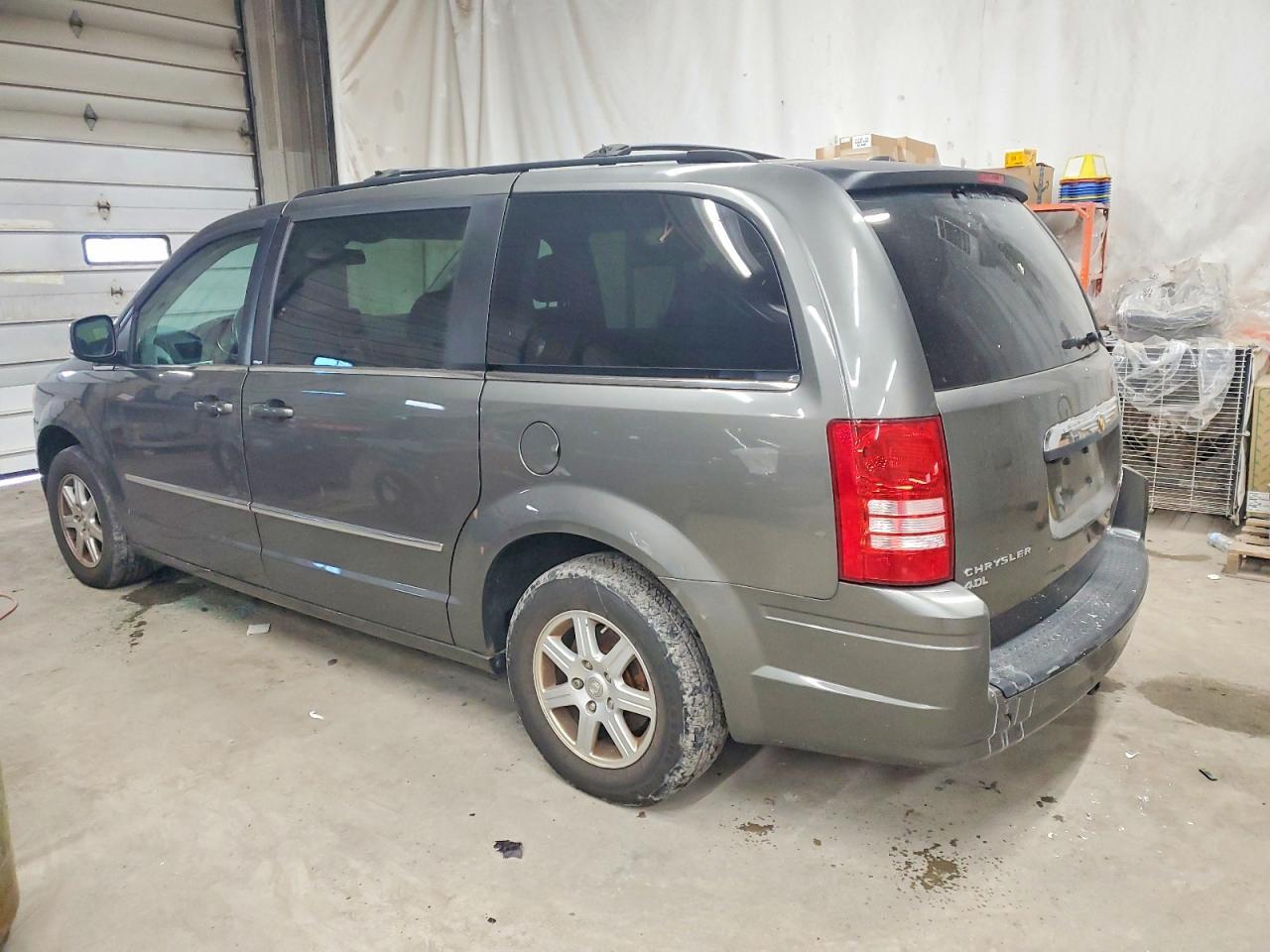 2010 Chrysler Town & Country Touring Plus - Фото 2