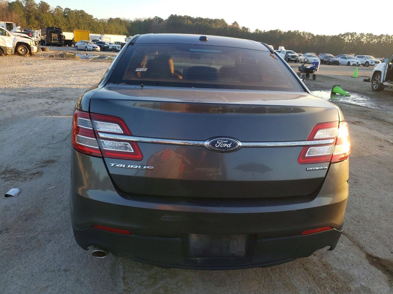2018 Ford Taurus Se - Image 6