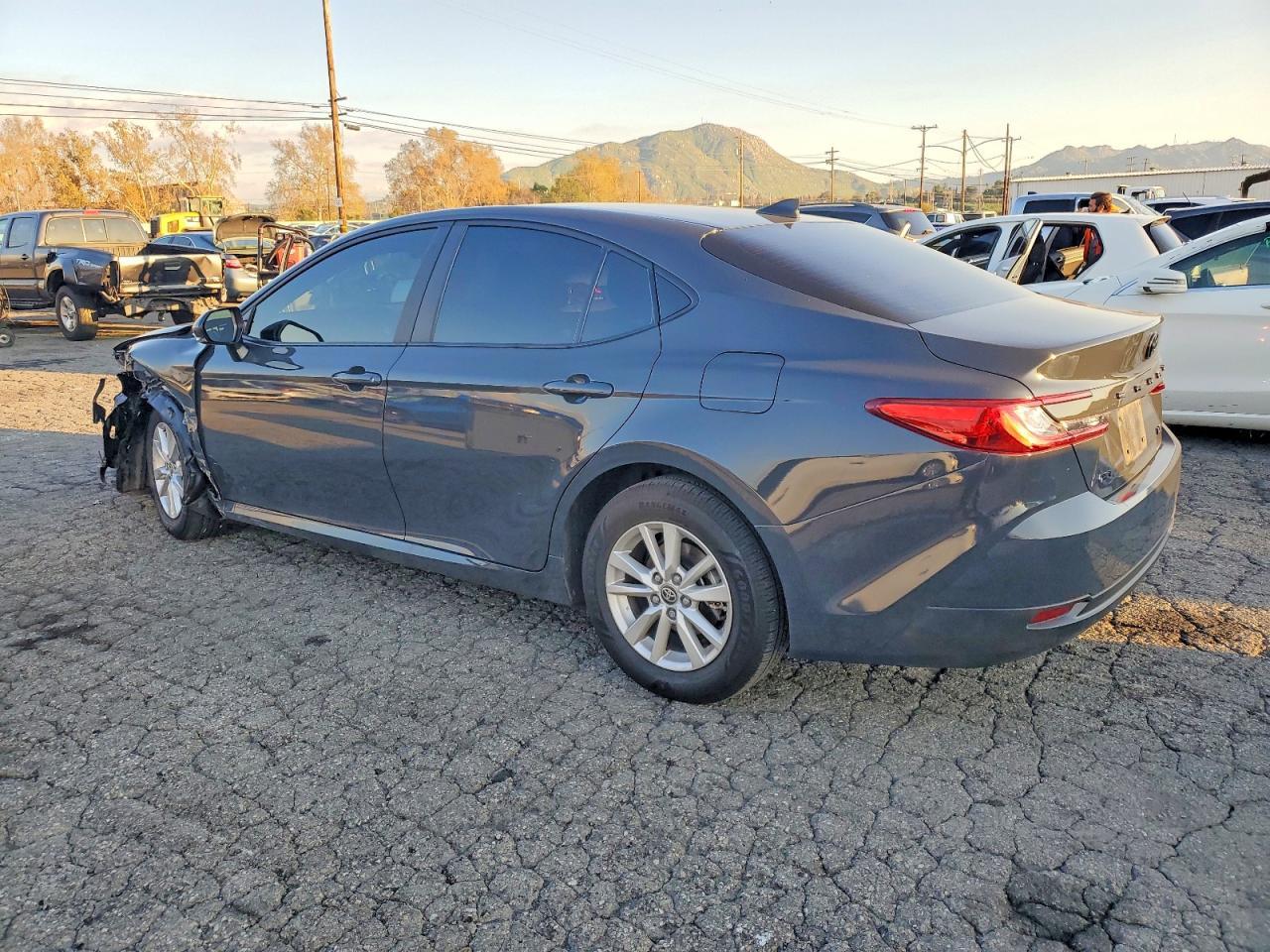 2025 Toyota Camry Le - Фото 2