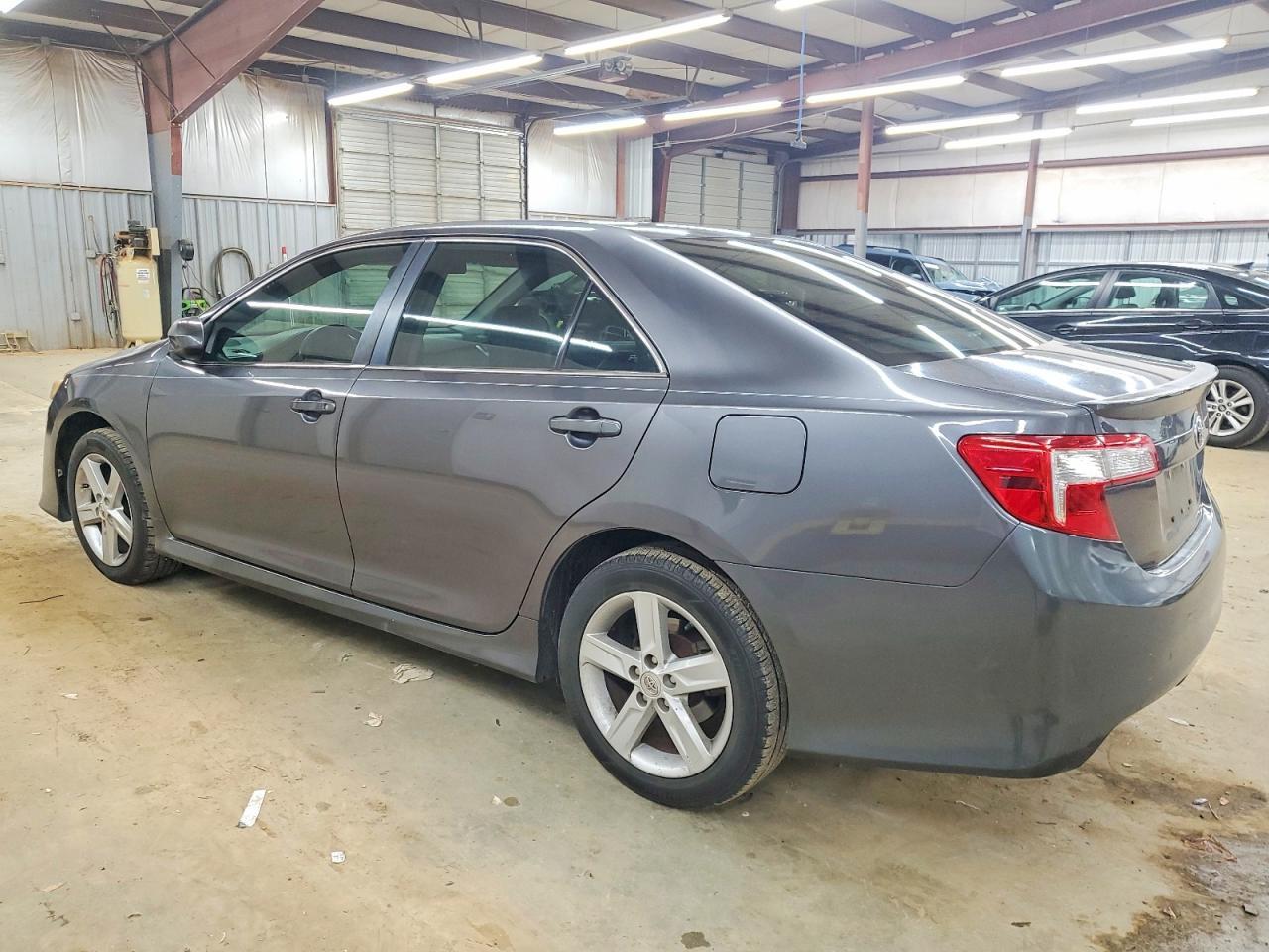 2013 Toyota Camry L - Фото 2
