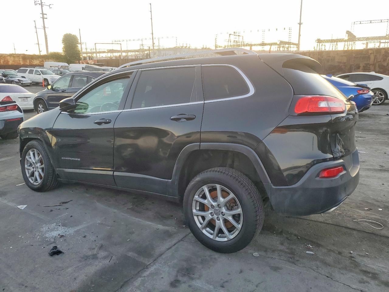 2016 Jeep Cherokee Latitude - Image 2