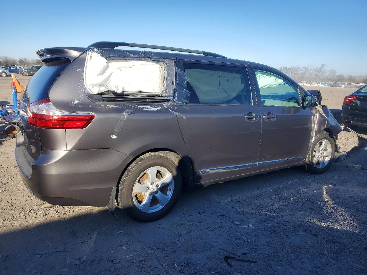 2017 Toyota Sienna Le - Фото 3