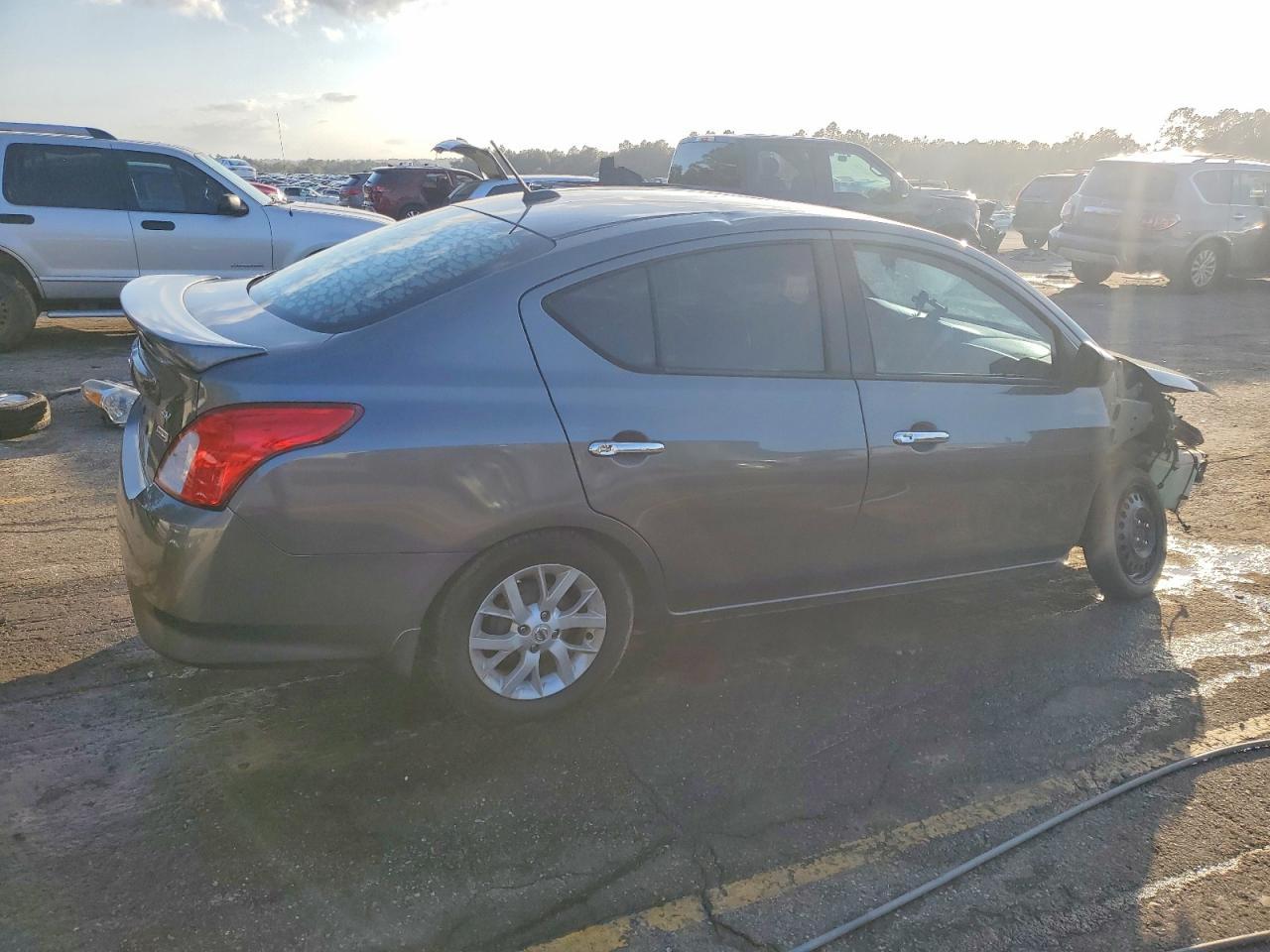 2019 Nissan Versa Sv - Image 3