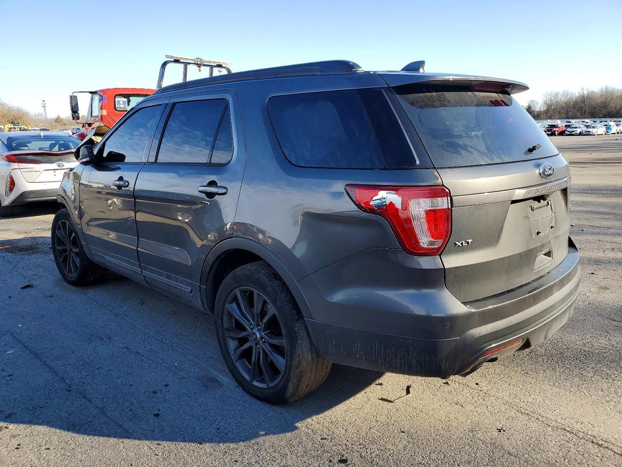 2017 Ford Explorer Xlt - Image 2