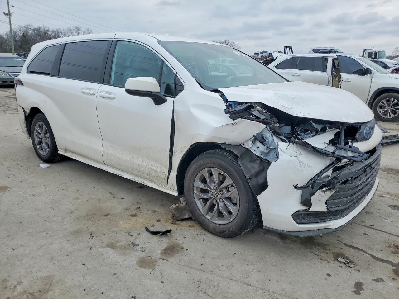 2025 Toyota Sienna Le - Image 4