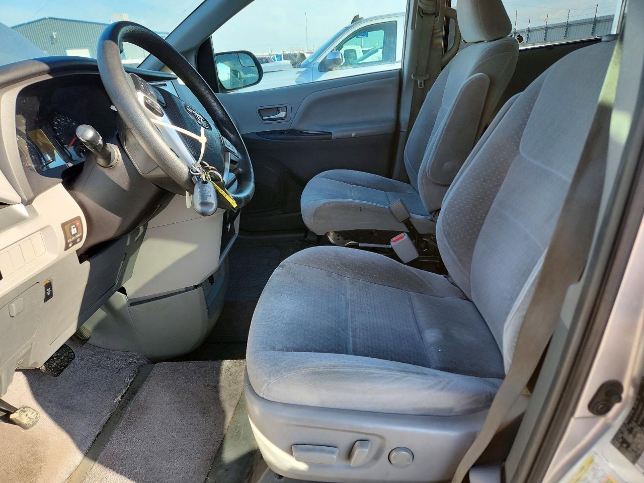 2015 Toyota Sienna Le 8-Passenger - Фото 7