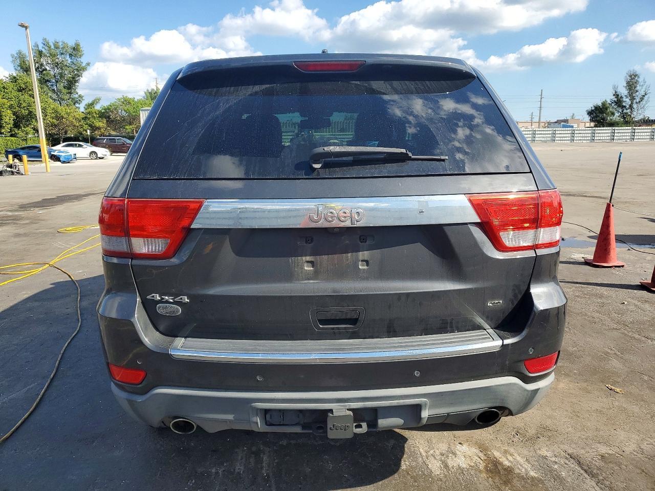 2011 Jeep Grand Cherokee Overland - Image 6