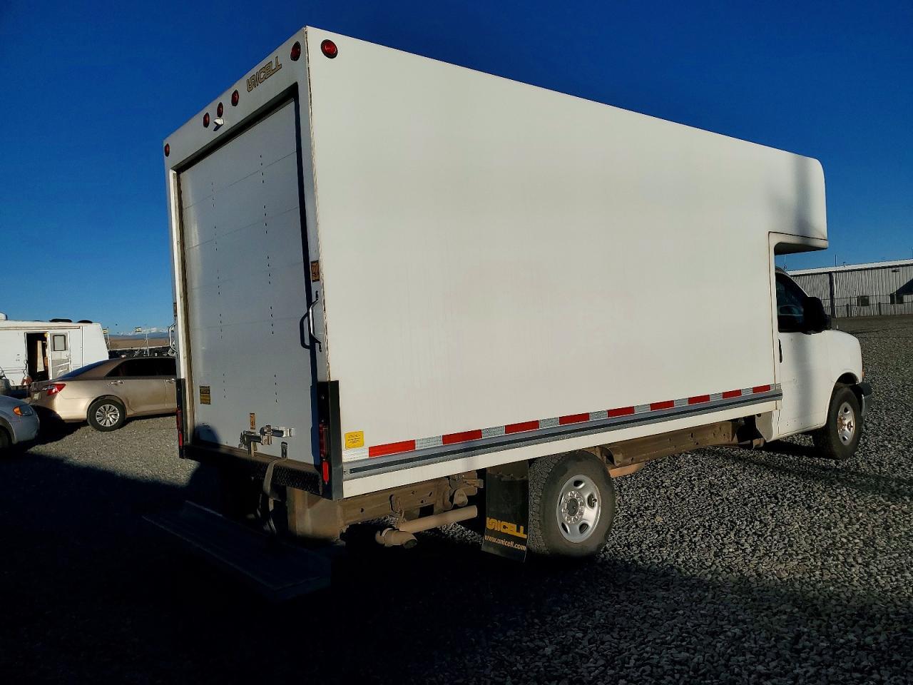 2022 GMC Savana 6.6L V-8 Delivery Truck - Image 3