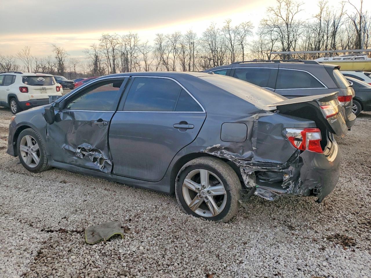 2012 Toyota Camry - Фото 2