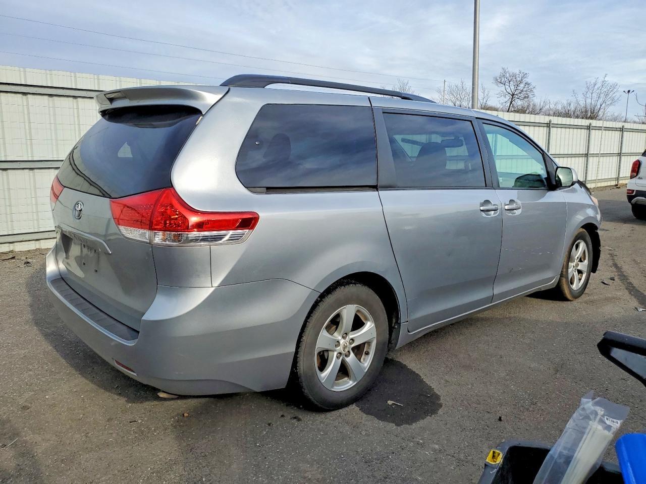 2012 Toyota Sienna Le - Фото 3
