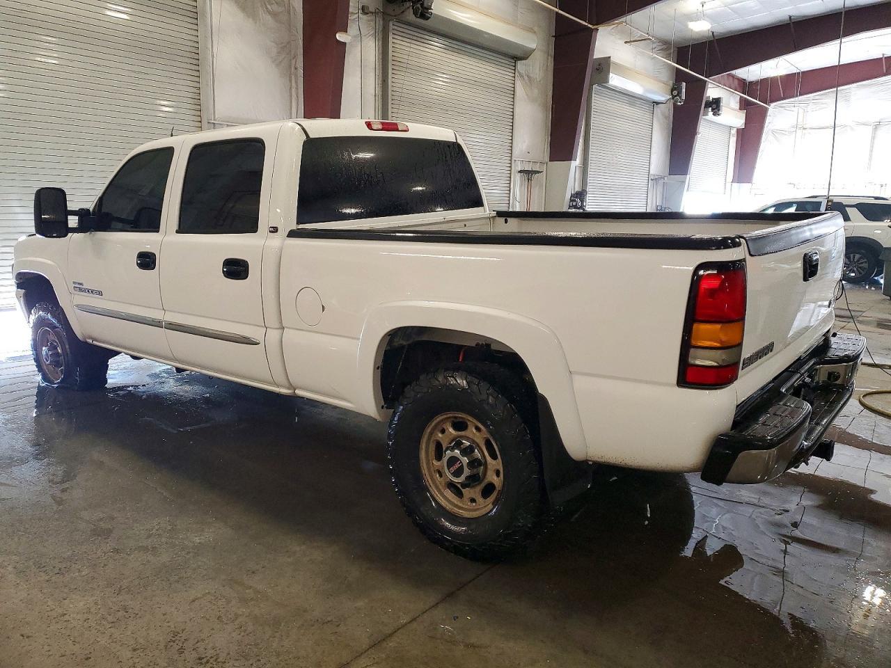 2005 GMC Sierra K2500 Heavy Duty - Image 2
