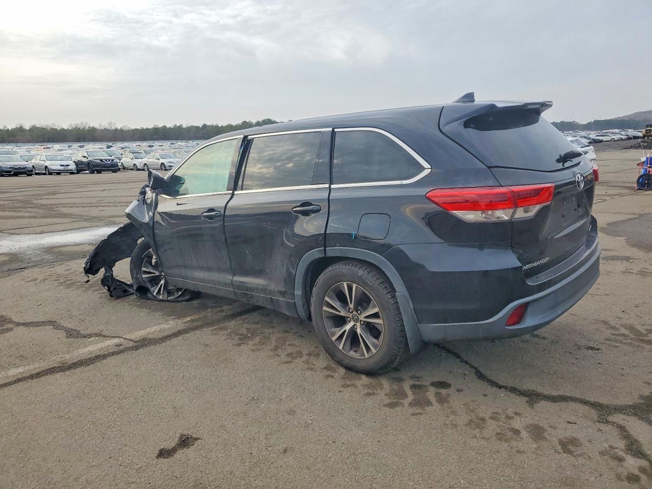 2017 Toyota Highlander Le - Фото 2