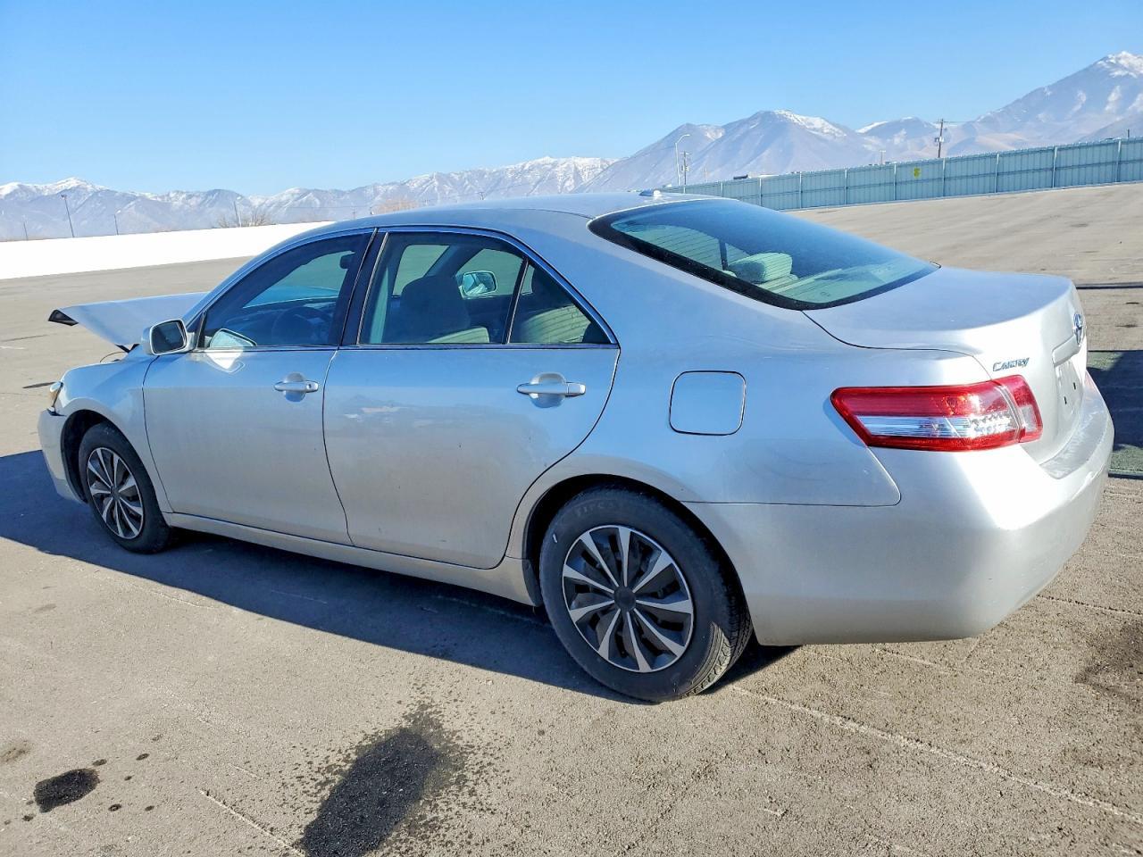 2011 Toyota Camry Base - Фото 2