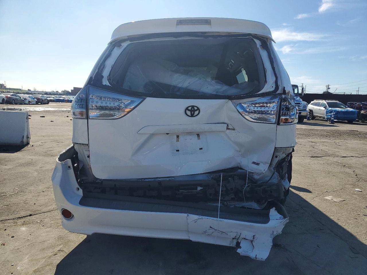 2016 Toyota Sienna Se - Фото 6