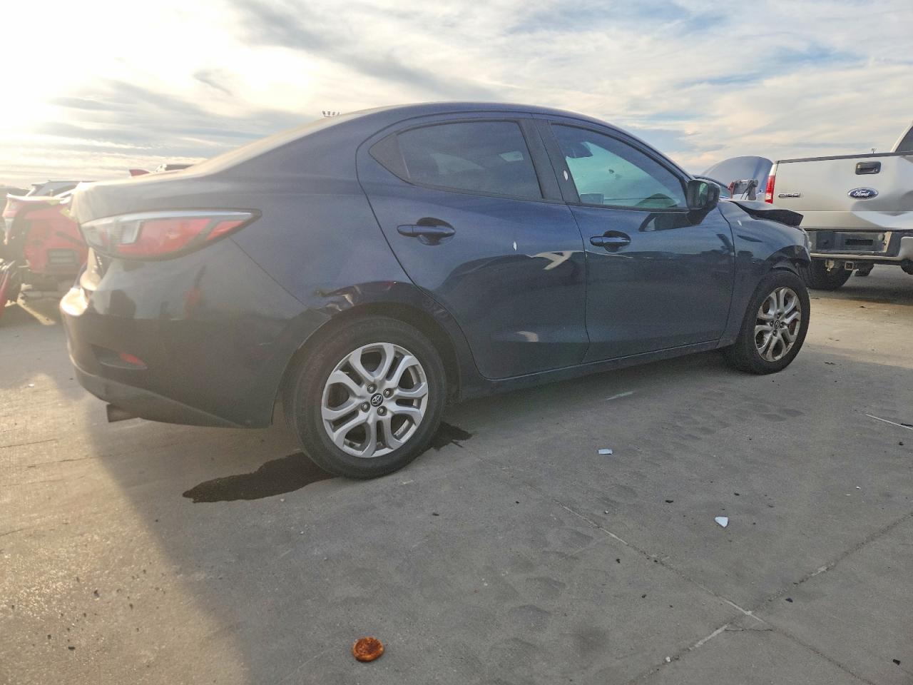 2017 Toyota Yaris Ia - Фото 3