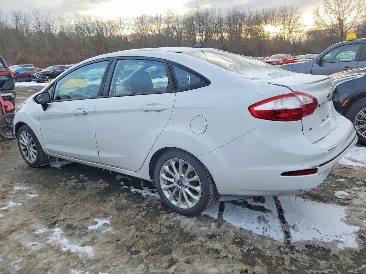 2014 Ford Fiesta Se - Image 2