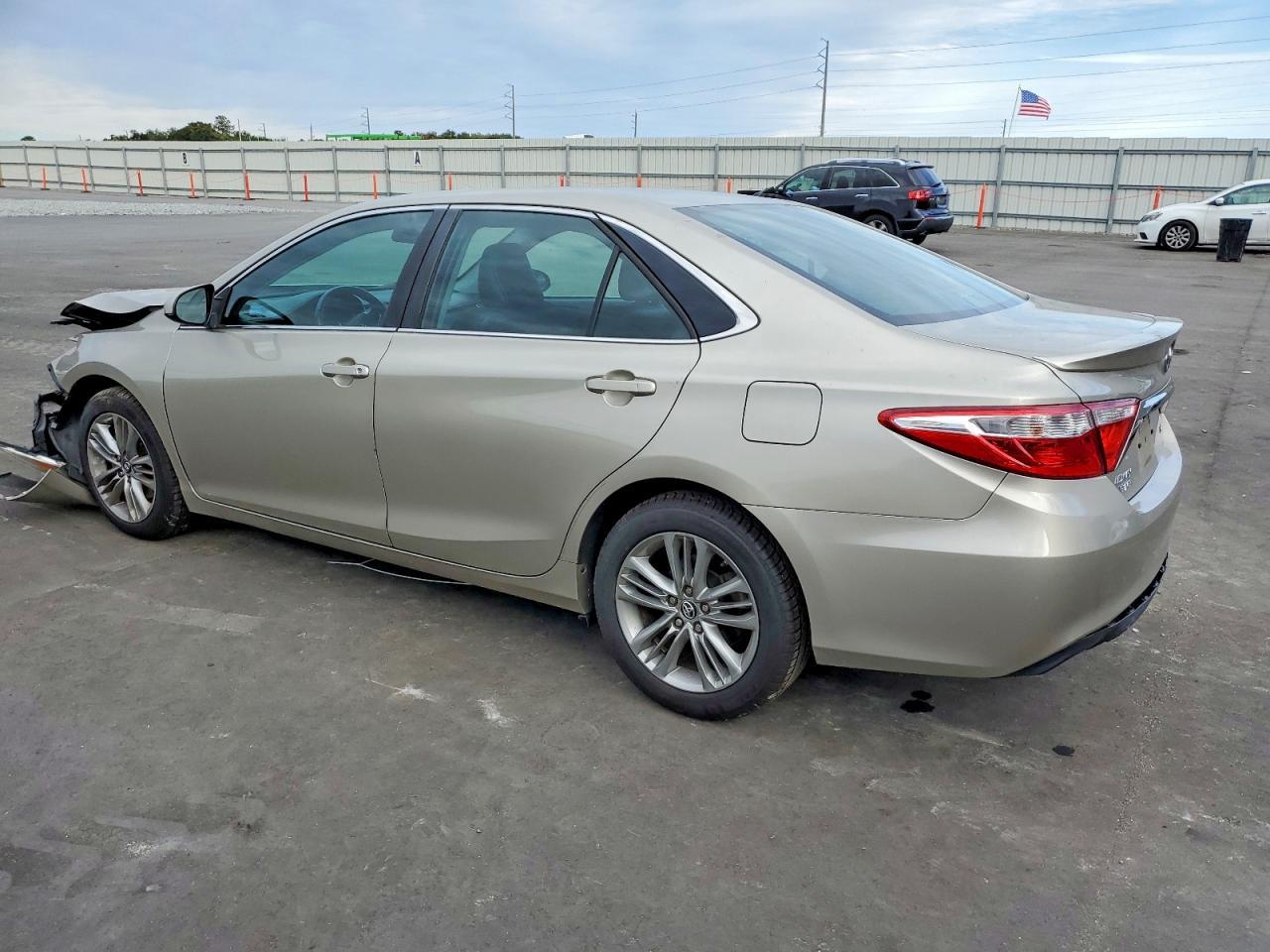 2016 Toyota Camry Le - Фото 2