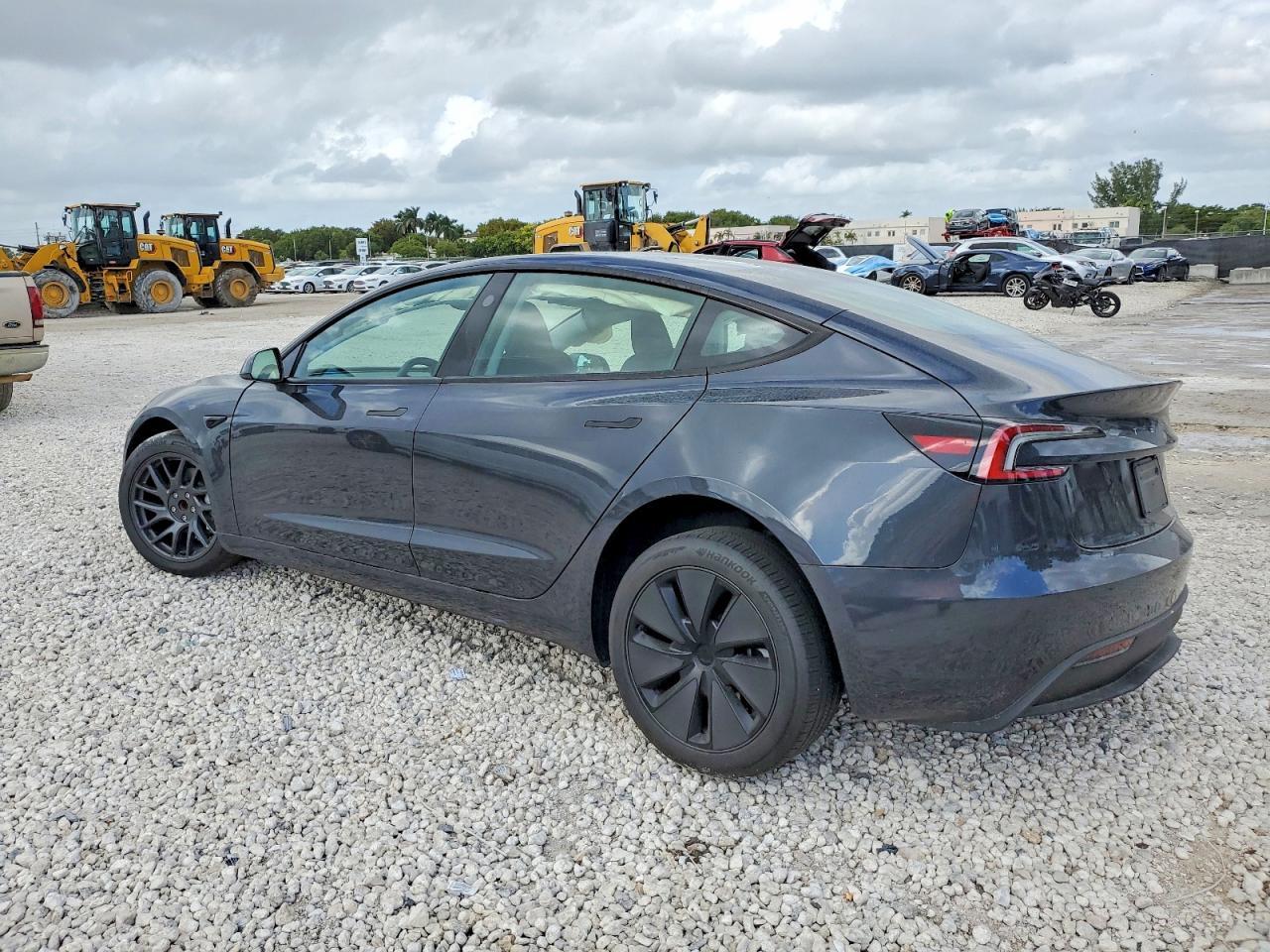 2025 Tesla Model 3 - Фото 2