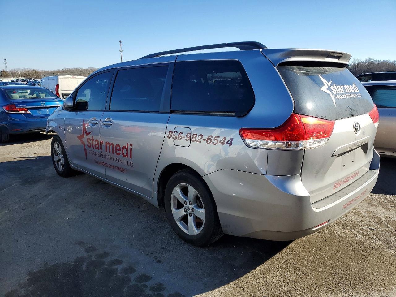 2011 Toyota Sienna Le - Image 2