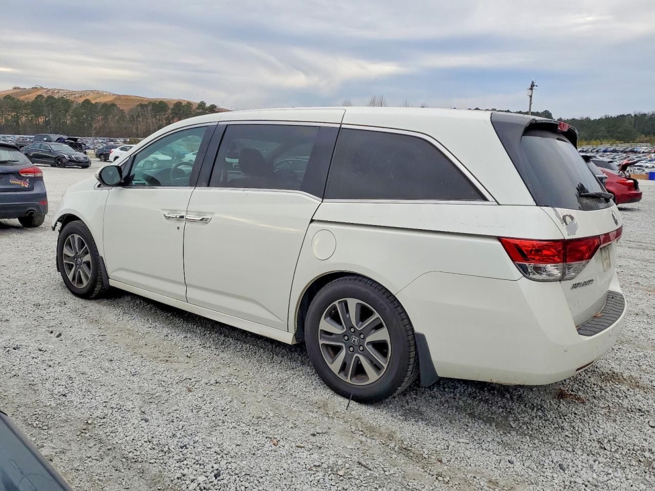 2015 Honda Odyssey Touring - Фото 2