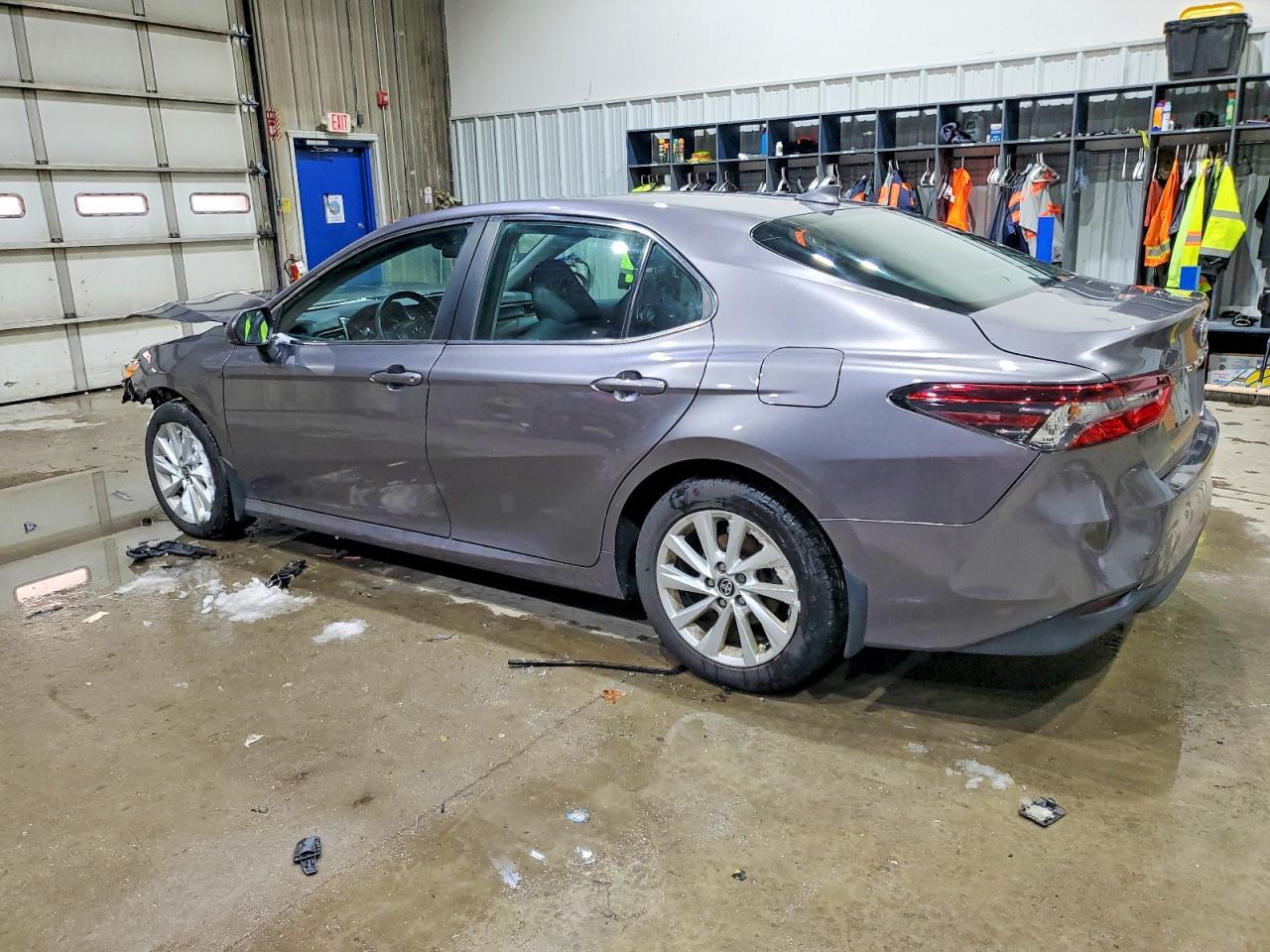 2023 Toyota Camry Le - Фото 2