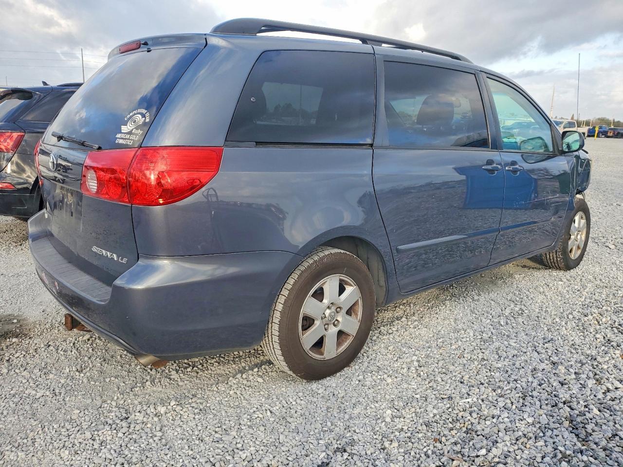 2010 Toyota Sienna Ce - Image 3