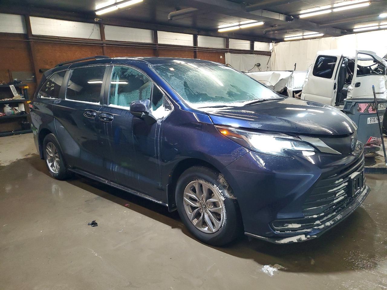 2022 Toyota Sienna Le - Image 4