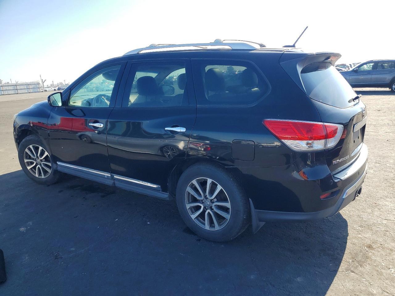 2014 Nissan Pathfinder S - Image 2