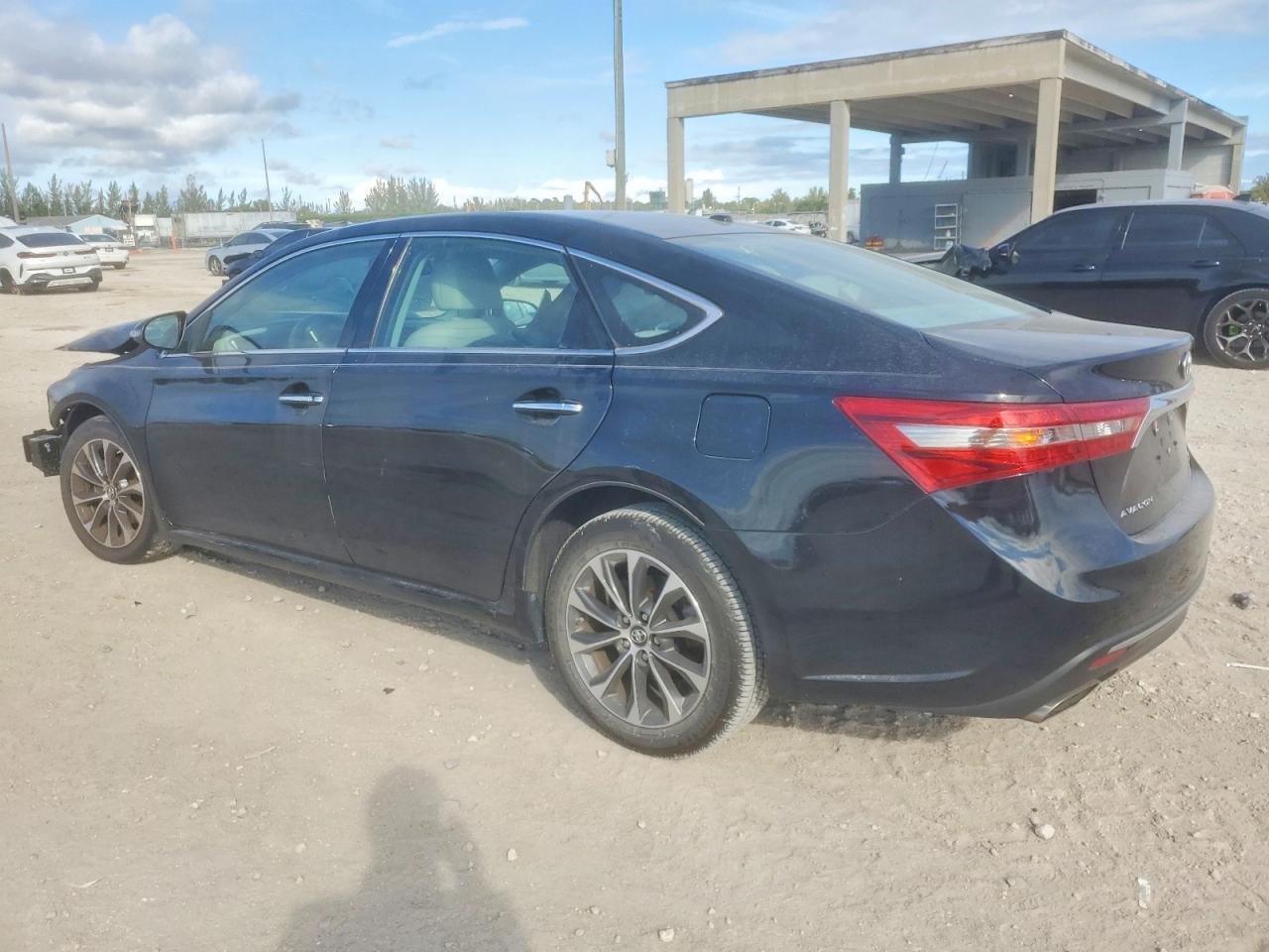 2016 Toyota Avalon Xle - Image 2