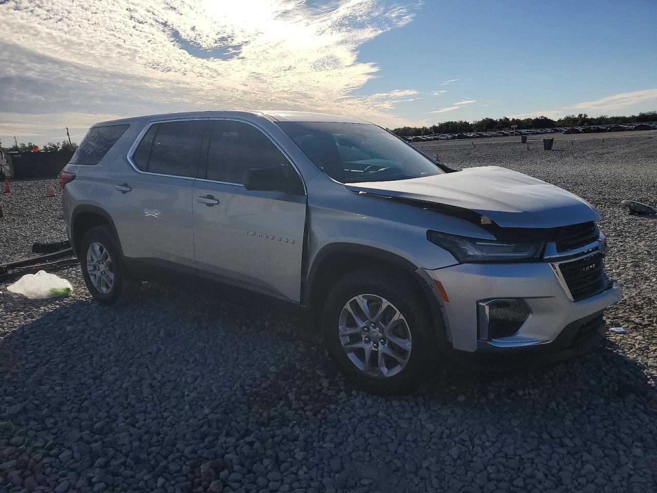 2022 Chevrolet Traverse Ls - Image 4