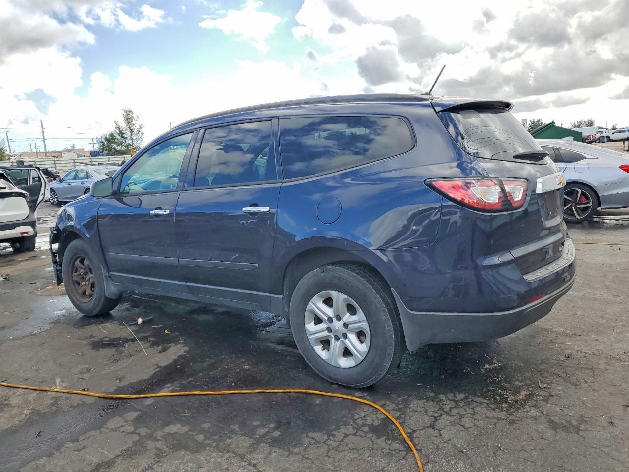 2015 Chevrolet Traverse Ls - Фото 2