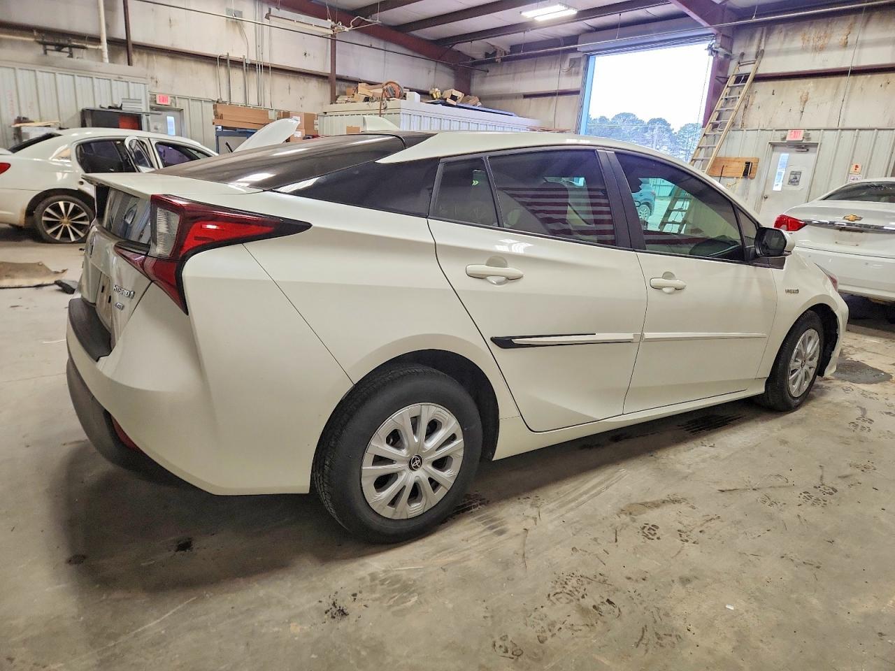 2020 Toyota Prius L Eco - Фото 3