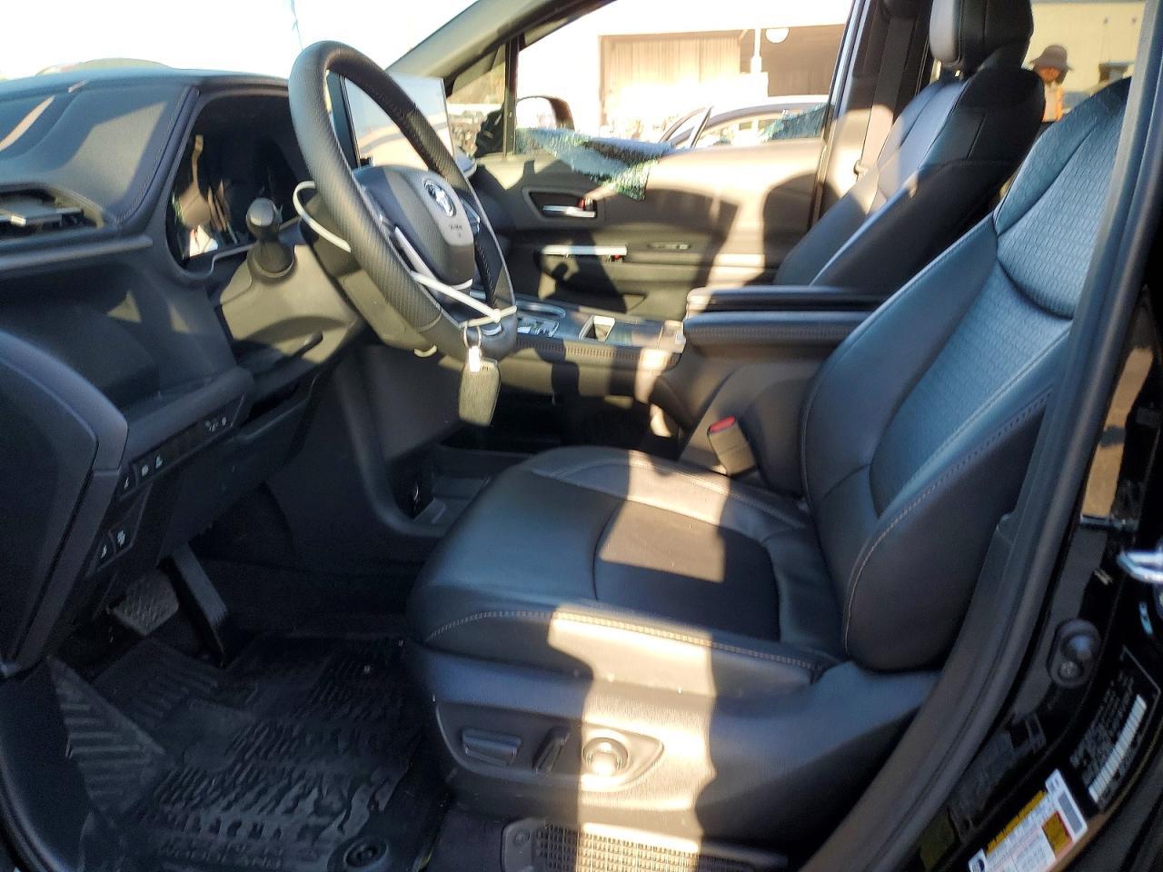 2025 Toyota Sienna Woodland Edition - Image 7