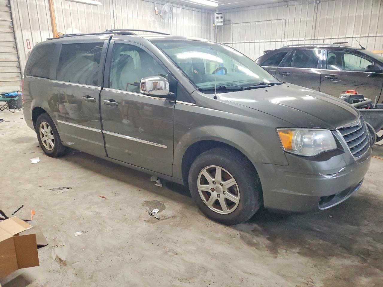 2010 Chrysler Town & Country Touring Plus - Фото 4