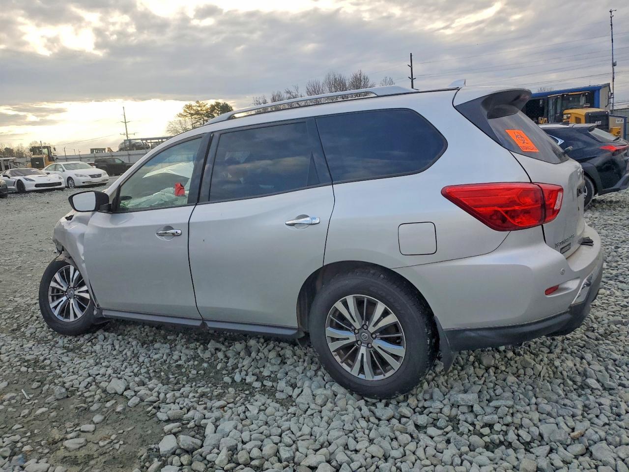 2019 Nissan Pathfinder S - Фото 2