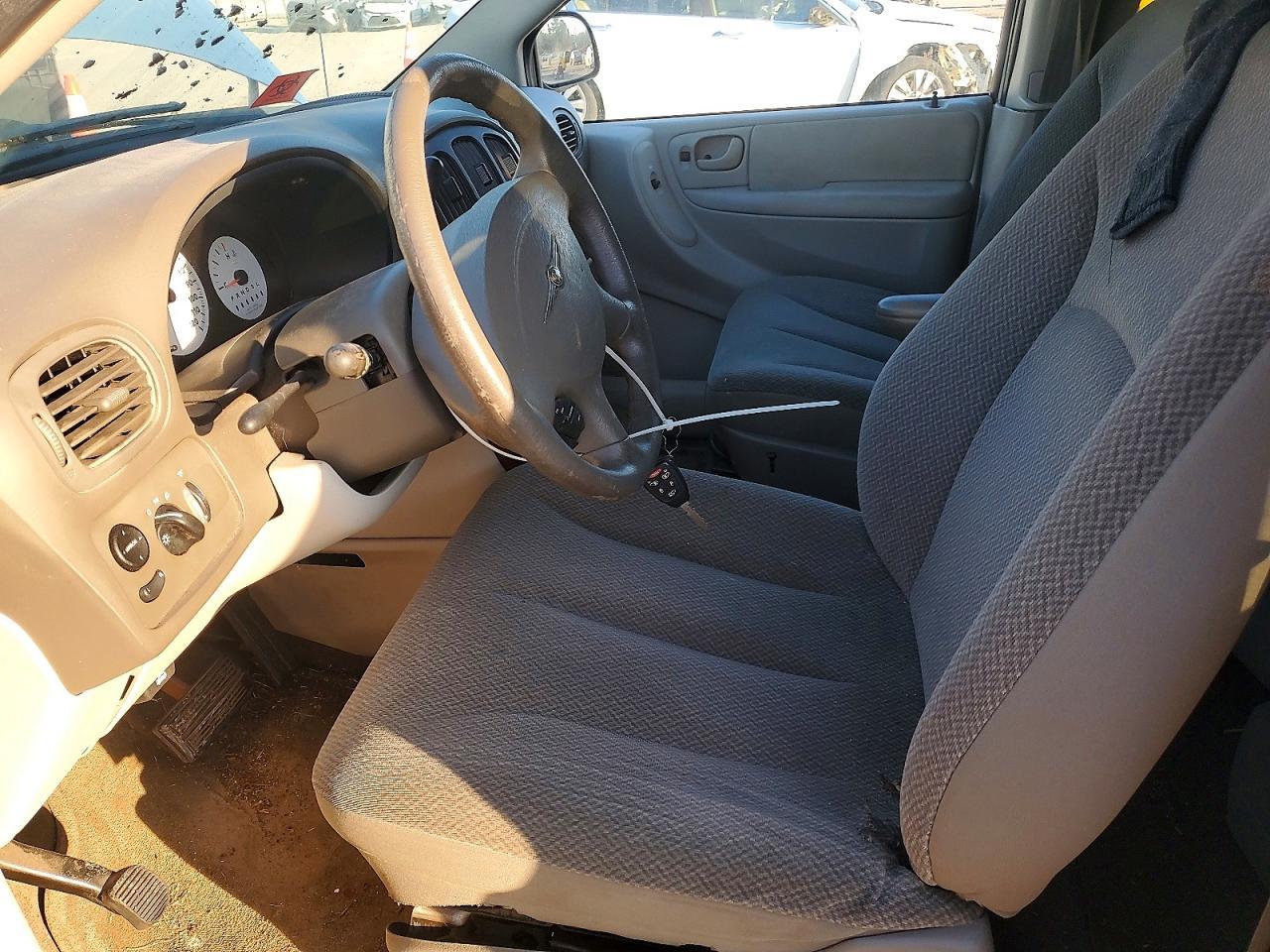 2005 Chrysler Town & Country - Image 7