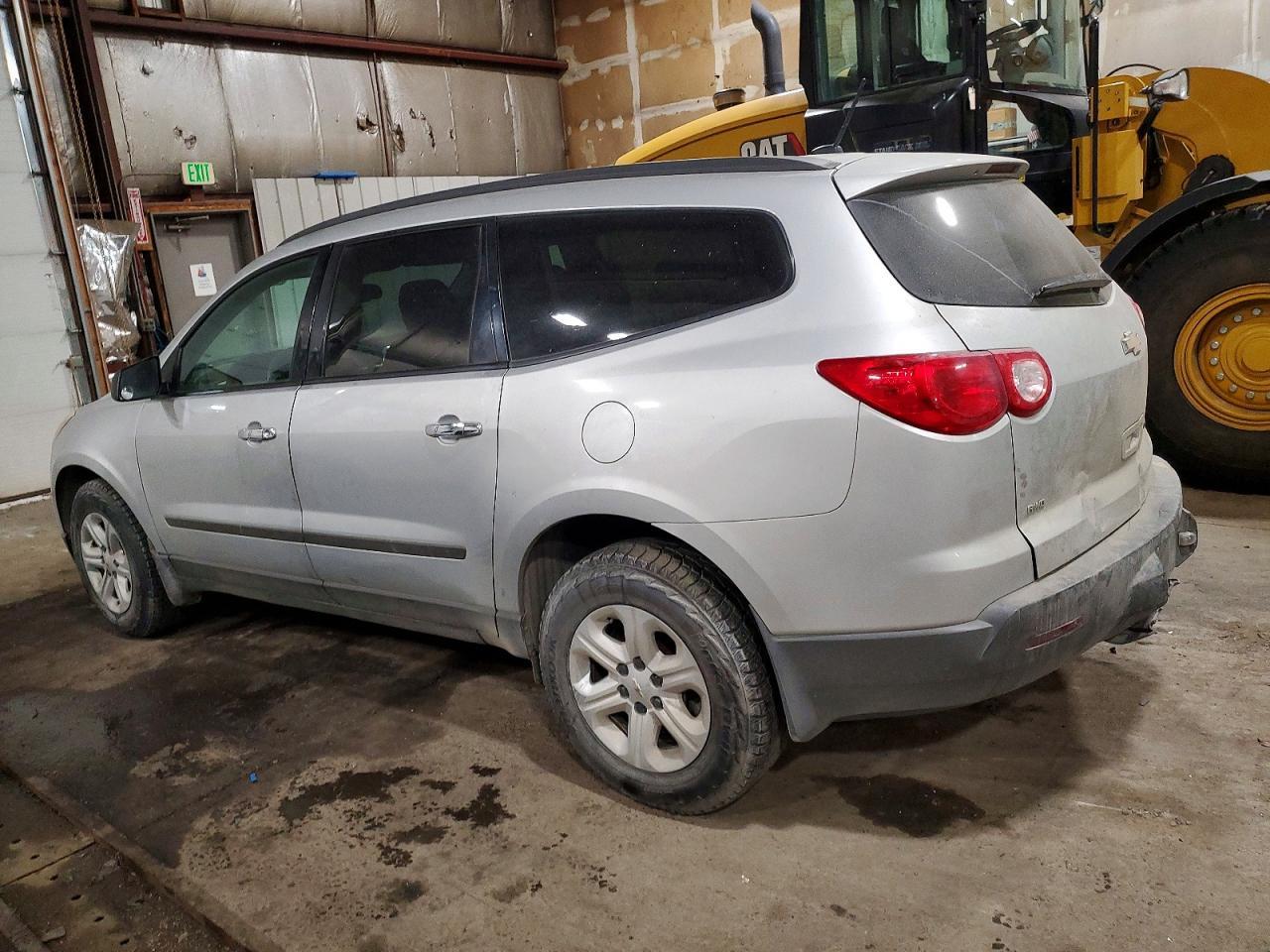 2011 Chev Traverse Ls - Image 2