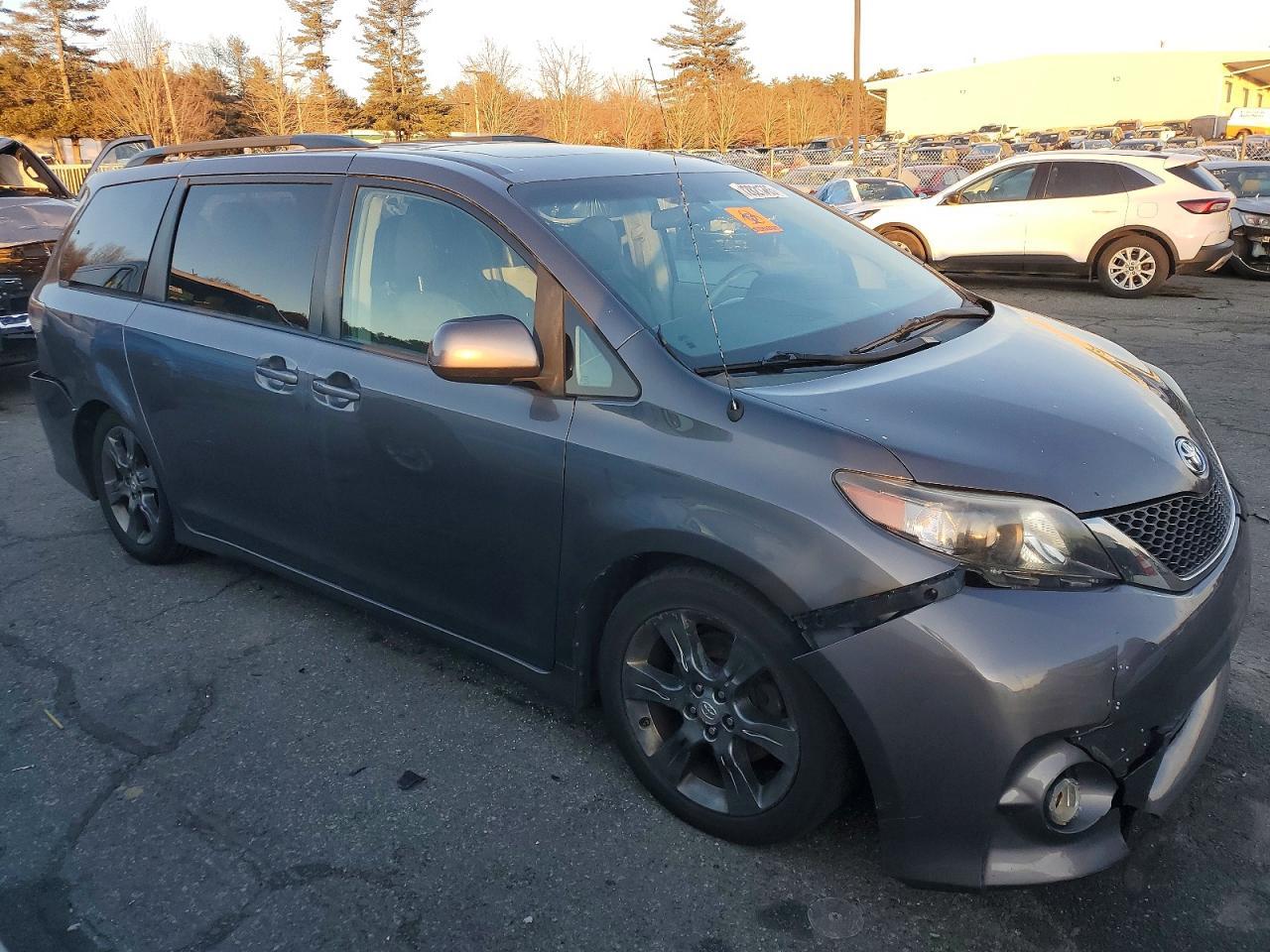 2011 Toyota Sienna Sport - Image 4